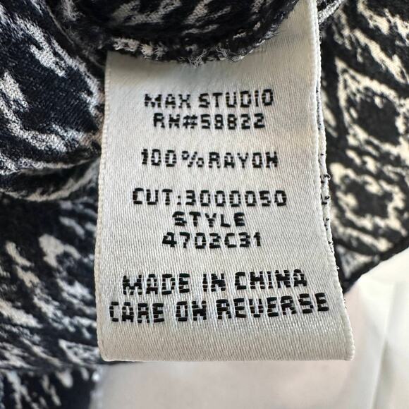 Max Studio Blouse WMNS XS Sleeveless Deep V-Neck Surplice Black White Geometric - Picture 7 of 7